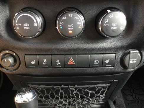 Used 2016 Jeep Wrangler Unlimited Sahara AWD/4WD image 32