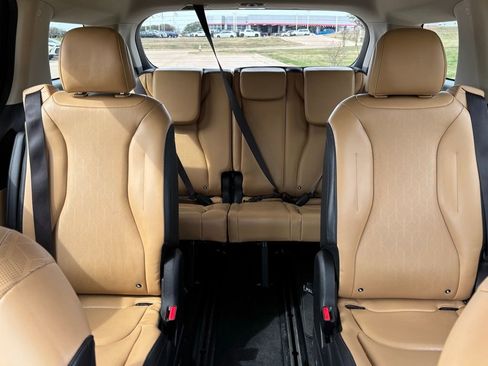 Used 2024 Kia Carnival LX image 16