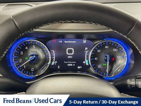 Used 2023 Chrysler Pacifica Touring-L FWD image 18