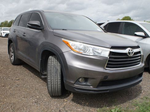 Used 2016 Toyota Highlander Plus image 3