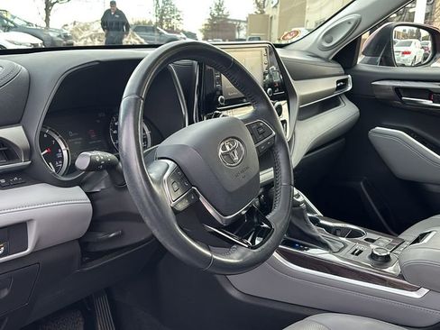 Used 2020 Toyota Highlander Limited image 26