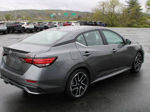 Used 2025 Nissan Sentra SR w/ SR Premium Package FWD image 3