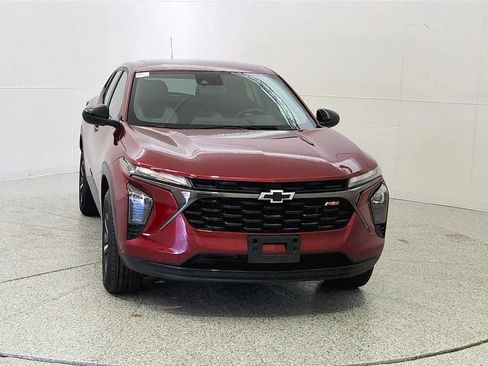 Used 2024 Chevrolet Trax RS w/ Driver Confidence Package FWD image 2