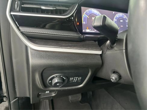 Used 2022 Jeep Grand Cherokee L Limited w/ Luxury Tech Group II image 19