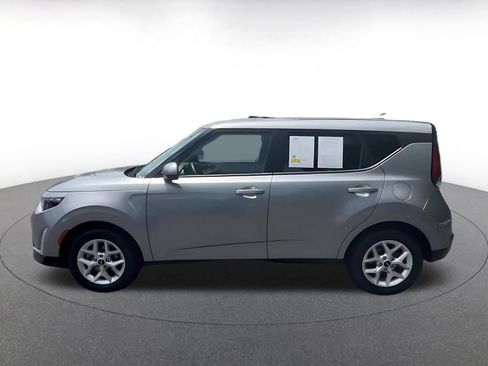 Used 2025 Kia Soul LX w/ LX Technology Package FWD image 9