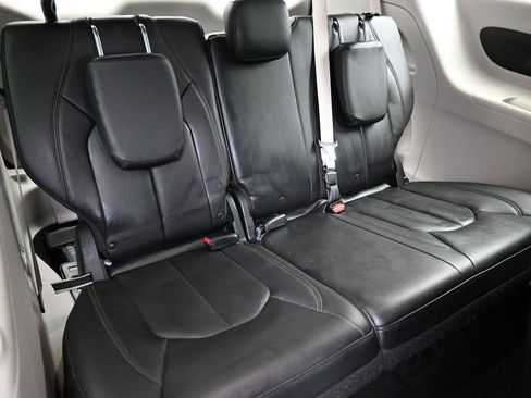 Used 2017 Chrysler Pacifica Touring-L image 23