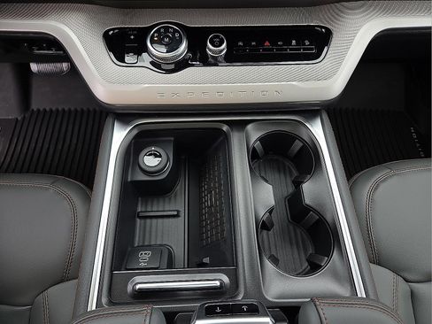 New 2025 Ford Expedition Active image 25