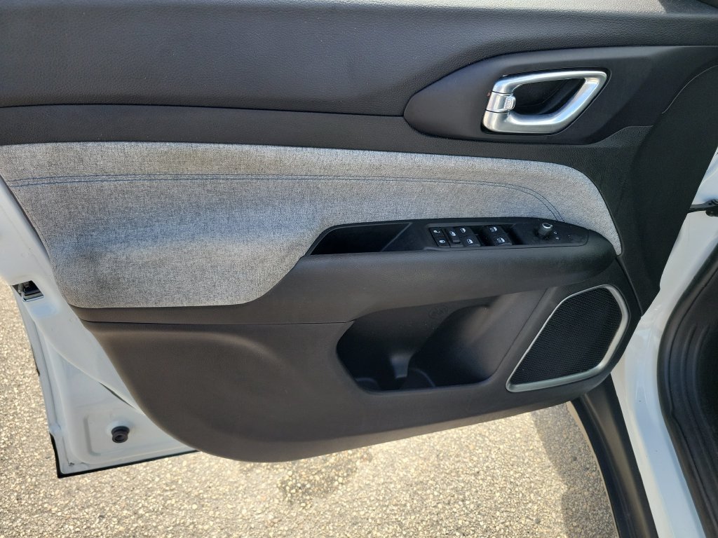 Used 2022 Jeep Compass Latitude FWD image 19