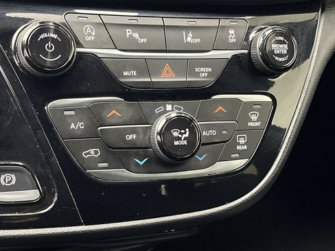 Used 2025 Chrysler Pacifica Select FWD image 22