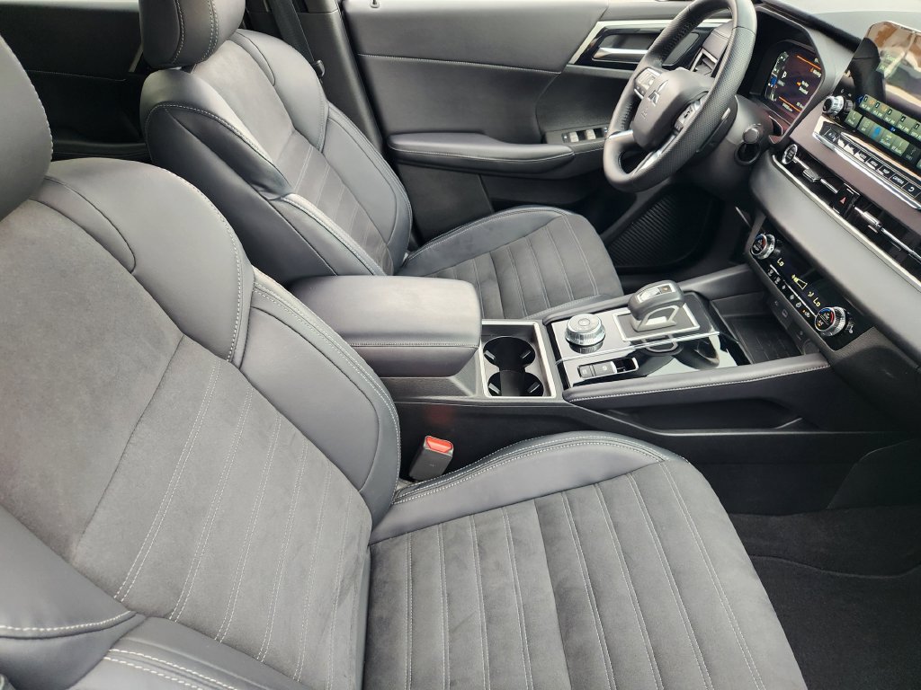 Used 2024 Mitsubishi Outlander SE Black Edition FWD image 14