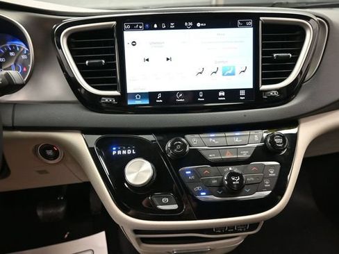 Used 2023 Chrysler Pacifica Touring-L FWD image 10