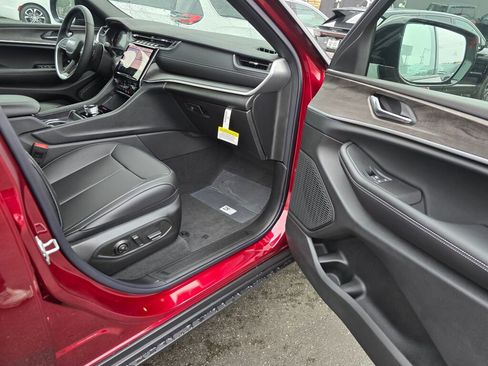 New 2025 Jeep Grand Cherokee Limited image 11