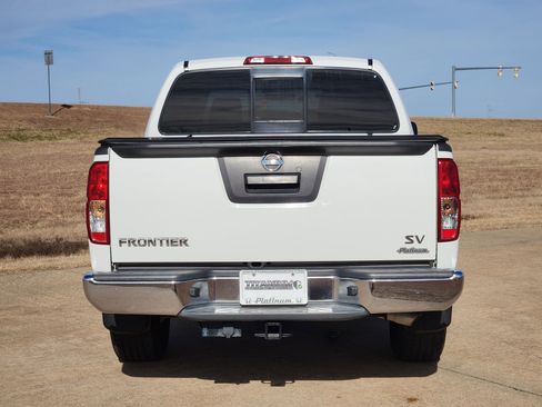 Used 2018 Nissan Frontier SV image 8