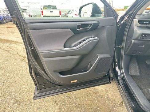 Used 2025 Toyota Highlander LE image 21