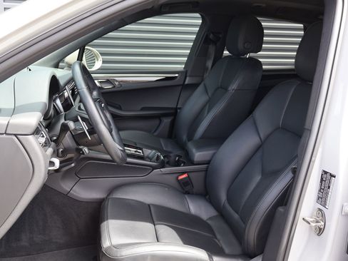 Certified 2023 Porsche Macan image 5