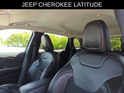 Used 2019 Jeep Cherokee Latitude Plus FWD image 22