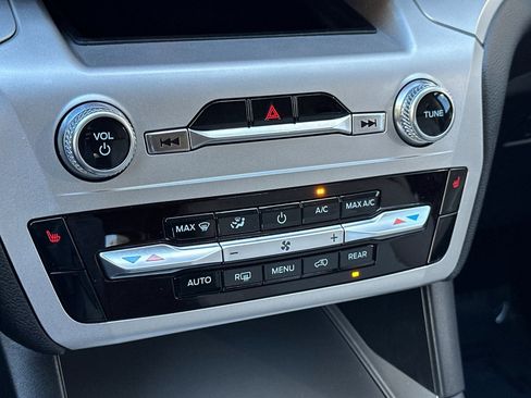 Used 2022 Ford Explorer XLT image 18