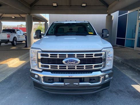 Used 2025 Ford F350 4x4 Crew Cab DRW Super Duty image 2