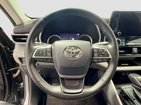 Used 2023 Toyota Highlander XLE AWD/4WD image 10