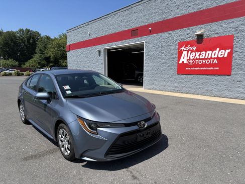 Certified 2025 Toyota Corolla LE FWD image 1