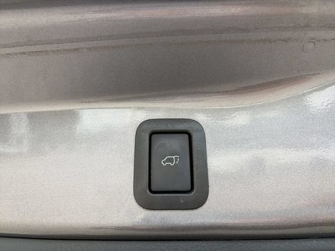 Used 2019 Toyota Highlander XLE FWD image 15