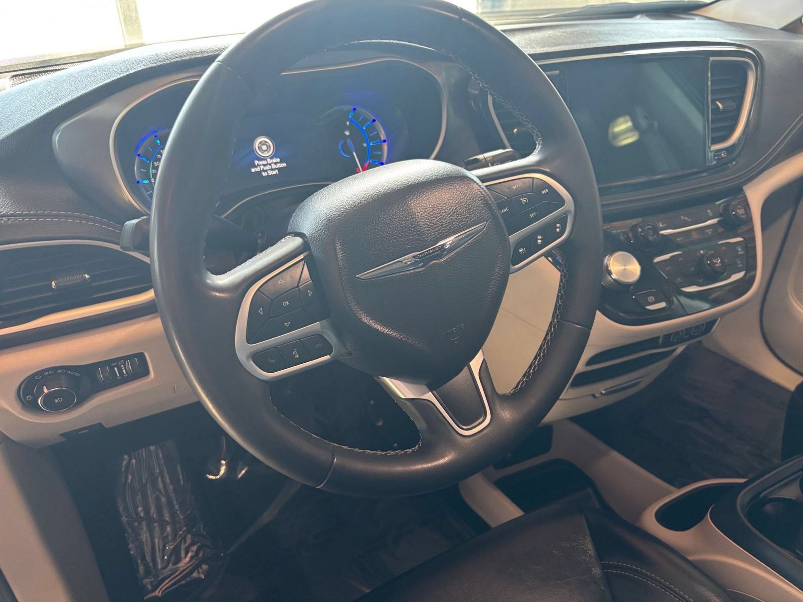 Used 2023 Chrysler Pacifica Touring-L FWD image 30