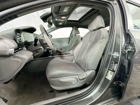 Used 2025 Hyundai Elantra SEL image 4