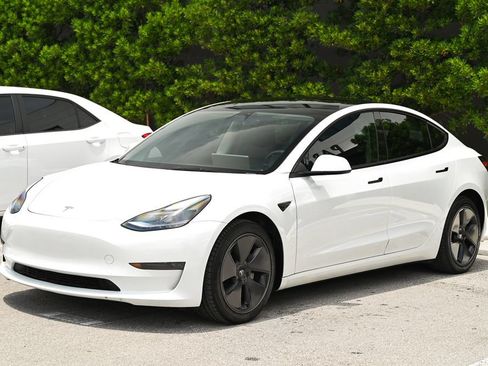 Used 2023 Tesla Model 3 Standard Range RWD image 1