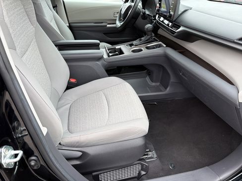 Certified 2024 Toyota Sienna LE image 23