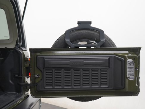 Used 2022 Jeep Wrangler Unlimited Sahara w/ Cold Weather Group image 17