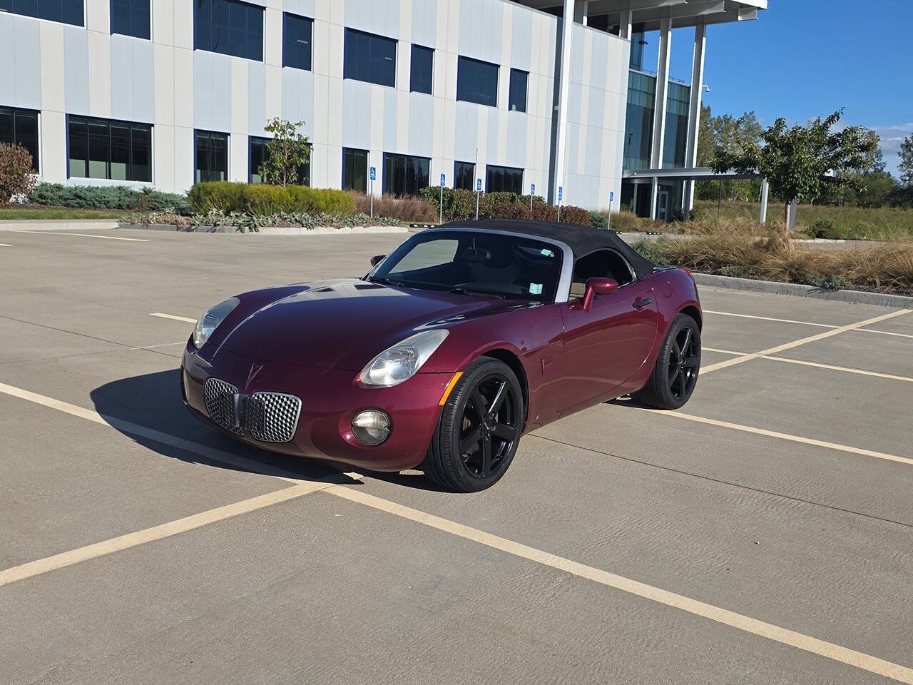Used 2009 Pontiac Solstice Convertible w/ Premium Package RWD image 3