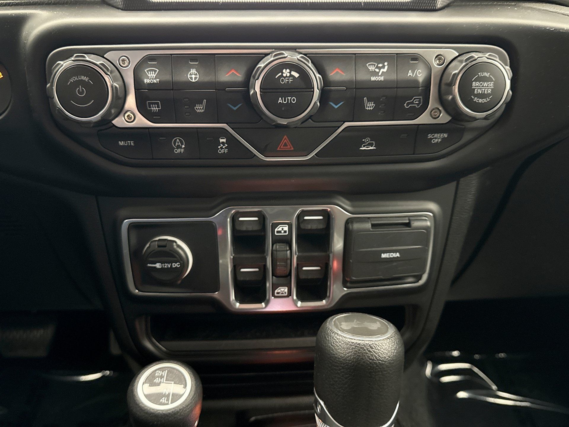 Used 2023 Jeep Wrangler Unlimited Sahara w/ Cold Weather Group AWD/4WD image 17