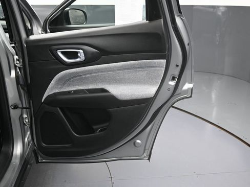 Used 2022 Jeep Compass Latitude image 36