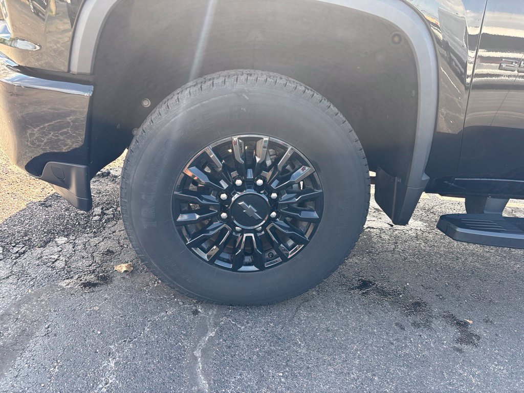 Used 2022 Chevrolet Silverado 2500 LT w/ Midnight Edition AWD/4WD image 9