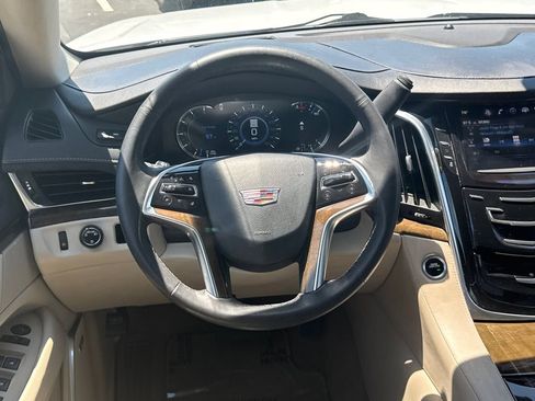 Used 2020 Cadillac Escalade Luxury RWD image 24