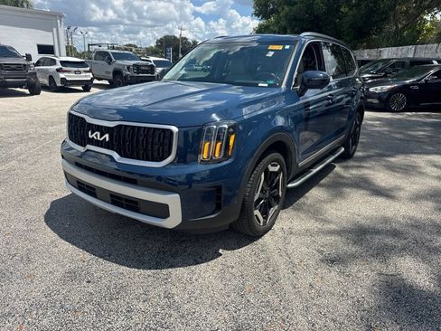 Used 2024 Kia Telluride EX w/ EX Captain's Chair Package FWD image 3