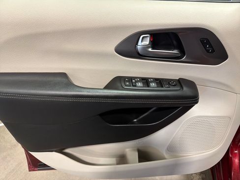 Used 2023 Chrysler Pacifica Touring-L w/ Uconnect Theater Family Group FWD image 14