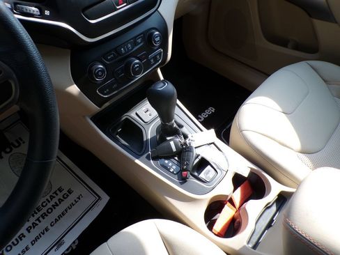 Used 2019 Jeep Cherokee Latitude w/ Popular Appearance Group FWD image 27