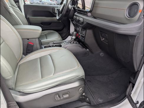 Used 2024 Jeep Gladiator Mojave w/ Safety Group image 15