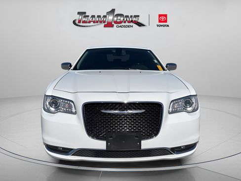 Used 2017 Chrysler 300 C image 2
