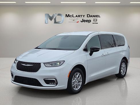 New 2026 Chrysler Pacifica Select image 2