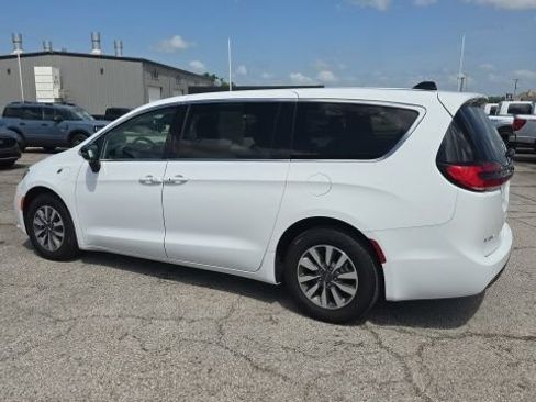 Used 2024 Chrysler Pacifica Limited FWD image 7