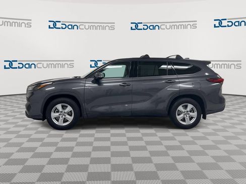 Used 2022 Toyota Highlander LE AWD/4WD image 5