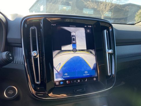 Used 2025 Volvo XC40 B5 Plus image 38