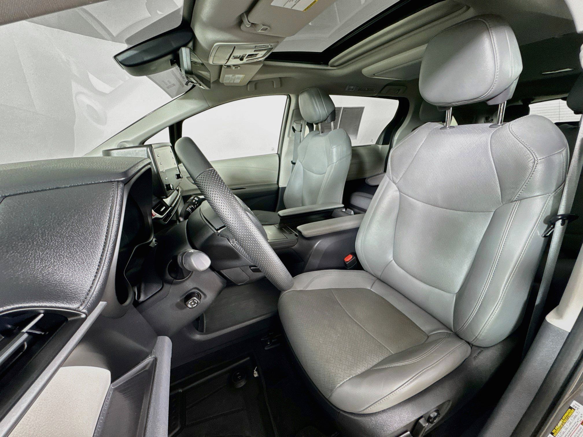 Certified 2023 Toyota Sienna Limited AWD/4WD image 2