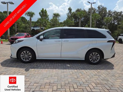 Certified 2025 Toyota Sienna XLE FWD image 8