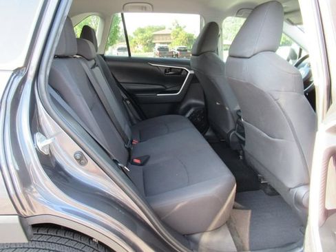 Used 2019 Toyota RAV4 LE FWD image 32