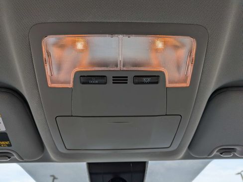 Used 2019 Toyota Highlander LE AWD/4WD image 23