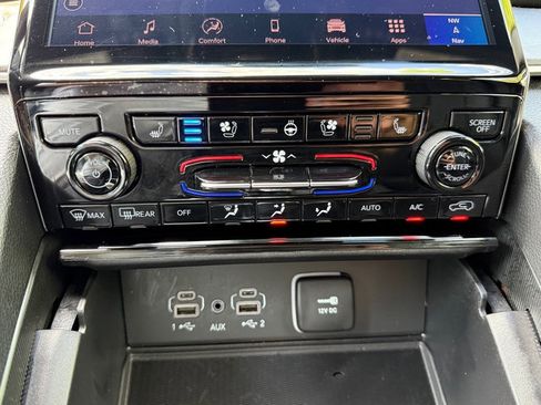 Used 2025 Jeep Grand Cherokee Limited w/ Luxury Tech Group II image 27