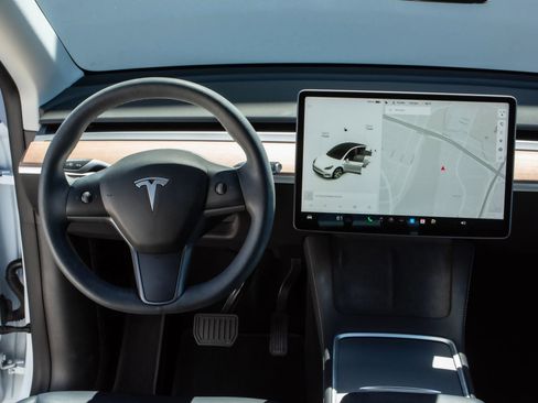 Used 2021 Tesla Model Y Long Range image 9